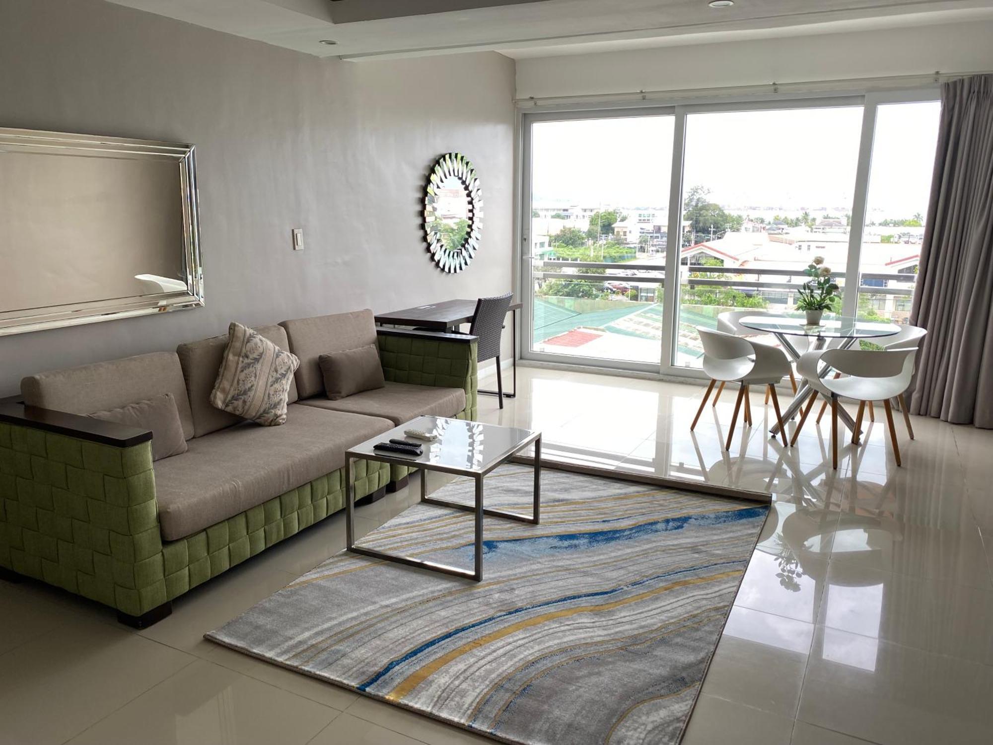 Chequers Suites Subic Bay اولونجابو المظهر الخارجي الصورة